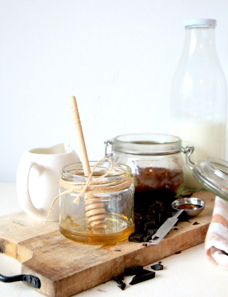 ingrediënten voor chocolademelk met fles melk