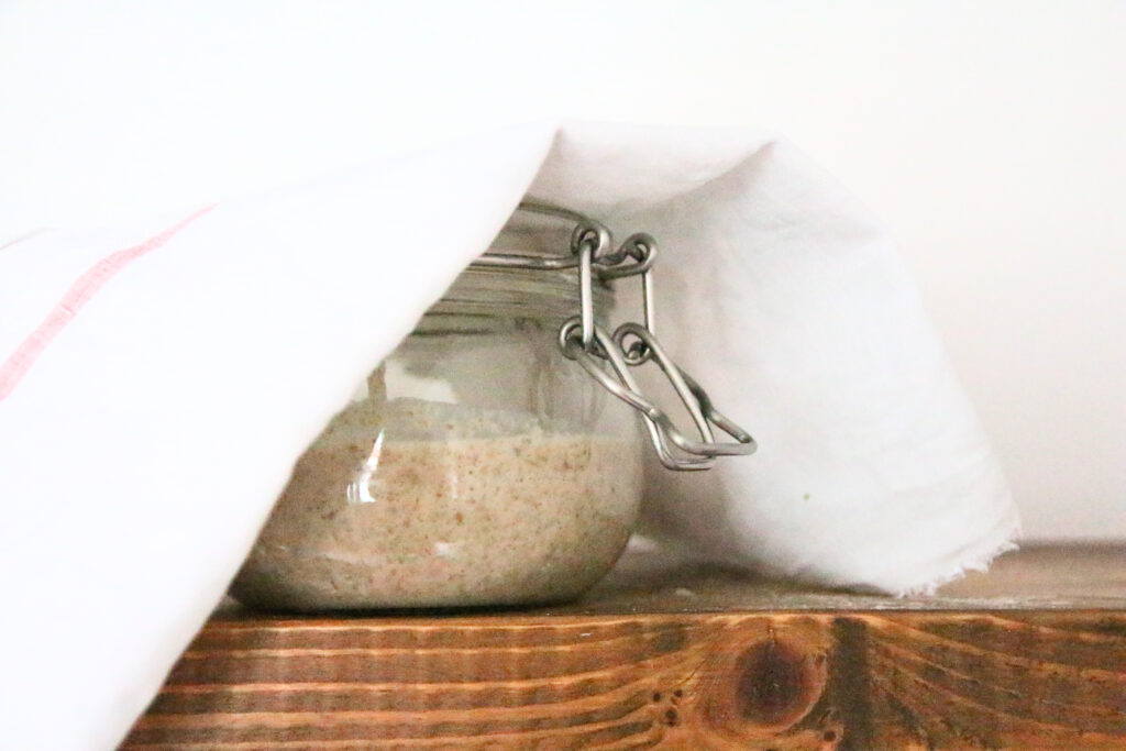 Zuurdesemstarter aan het fermenteren onder theedoek.