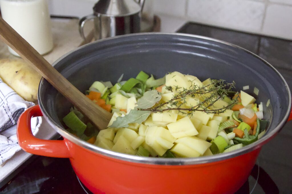 aardappel laurier en tijm erbij in de pan