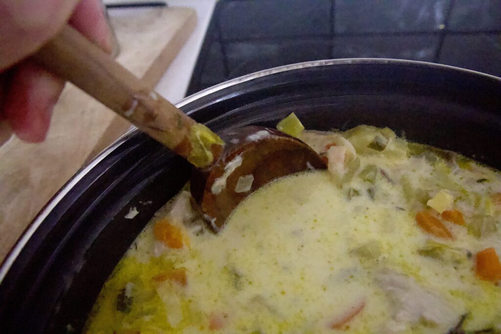 aardappelblokjes kapotduwen tegen de rand van de pan