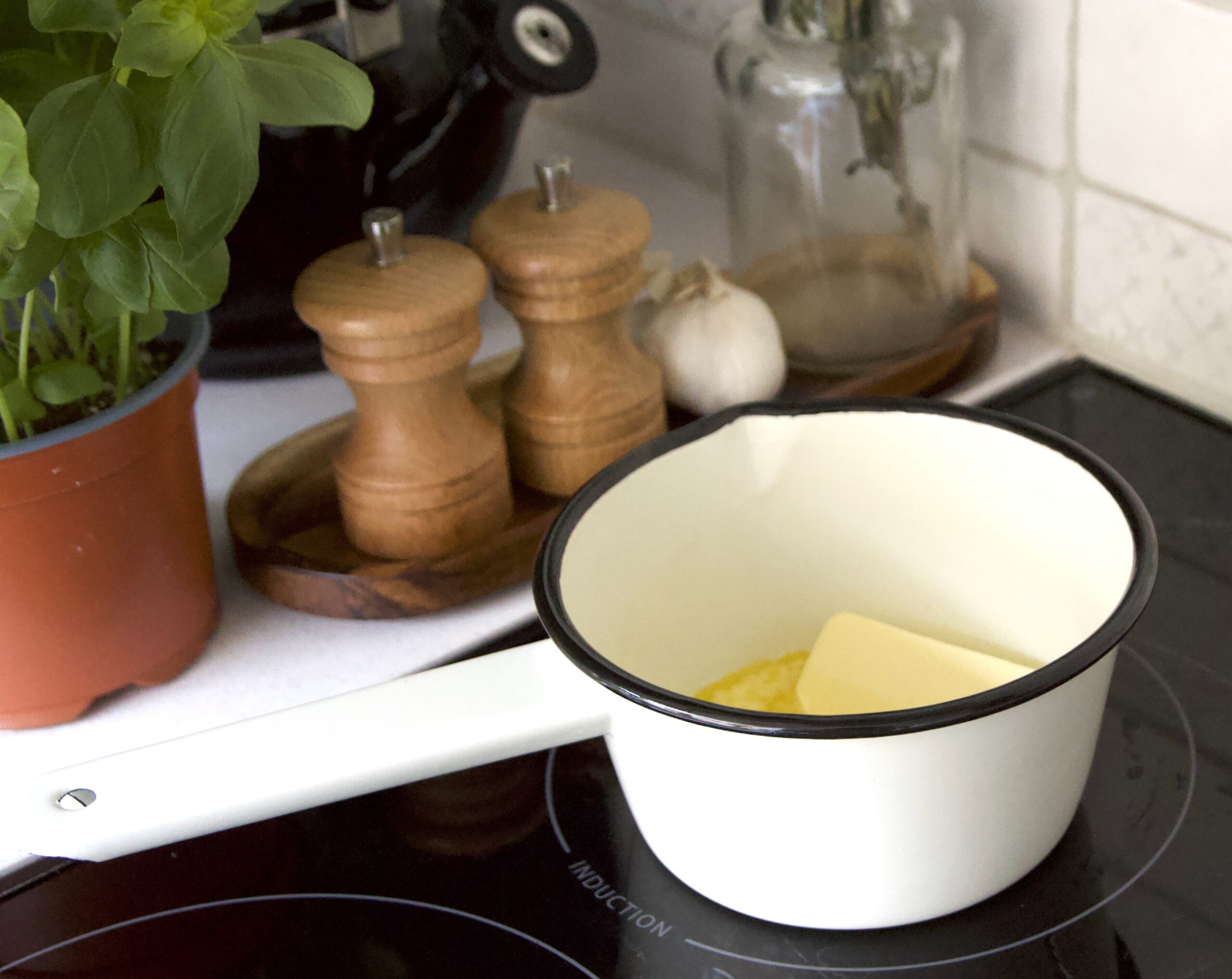 boter smelten in steelpan voor de lasagne met aubergine