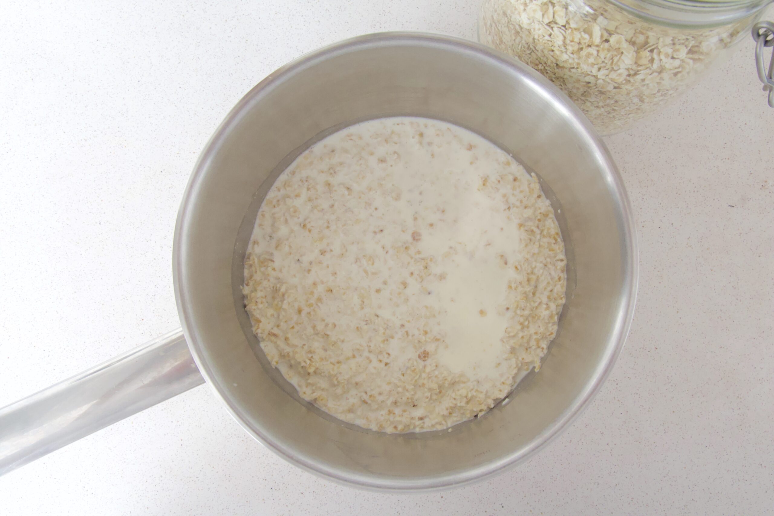 recept havermoutpap eerste stap: de havermout en melk in de pan