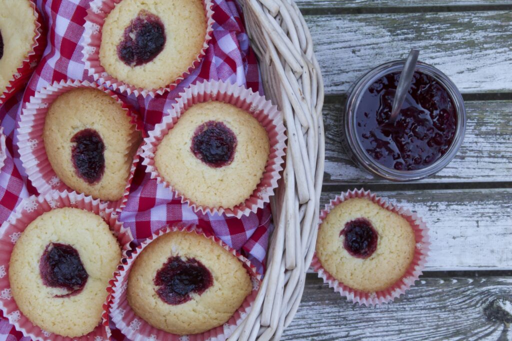 makkelijk recept koekjes bakken jamkoekjes in mandje