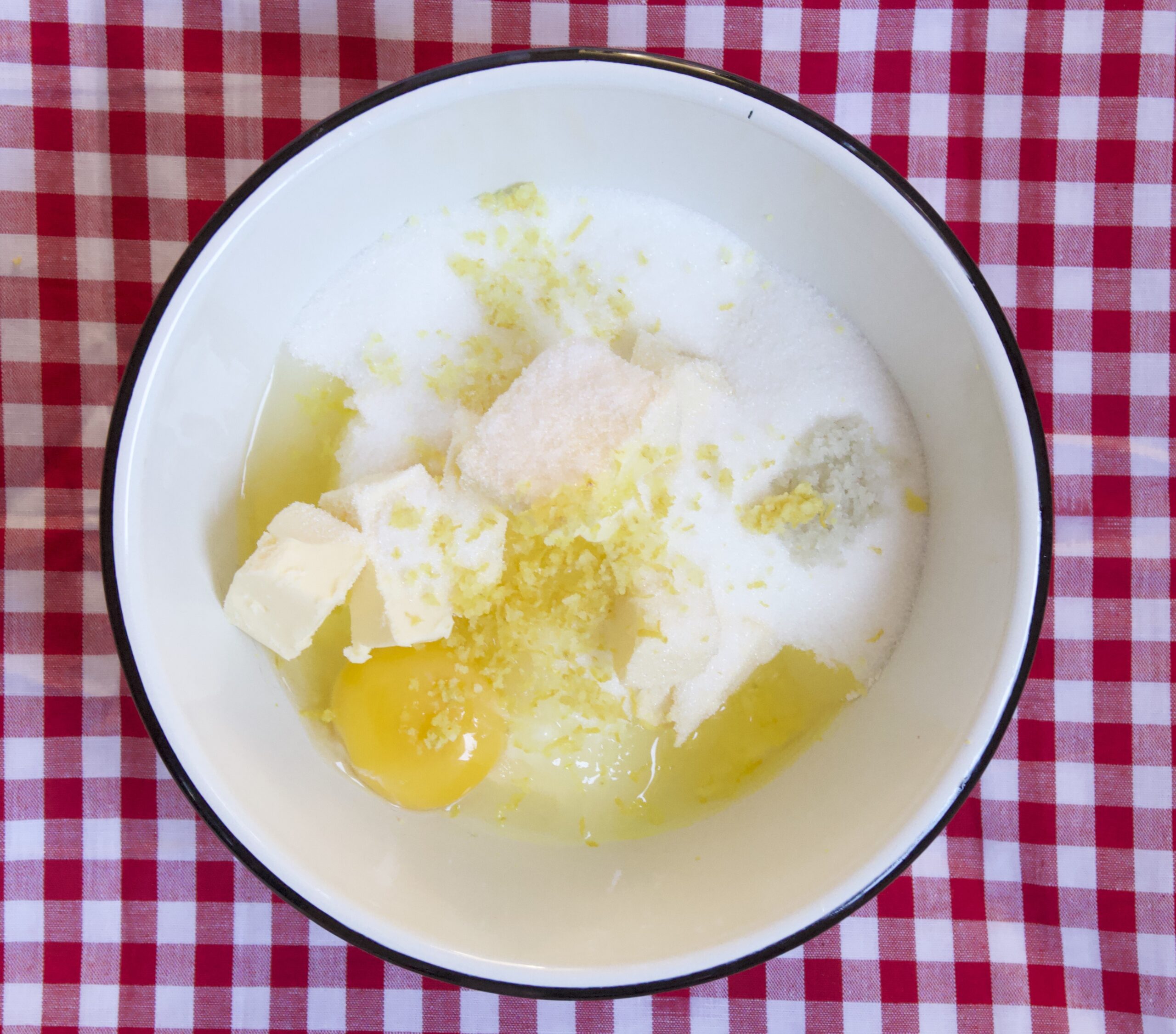 makkelijk recept koekjes; de ingrediënten in een kom. Boter, suiker, ei en meel. 