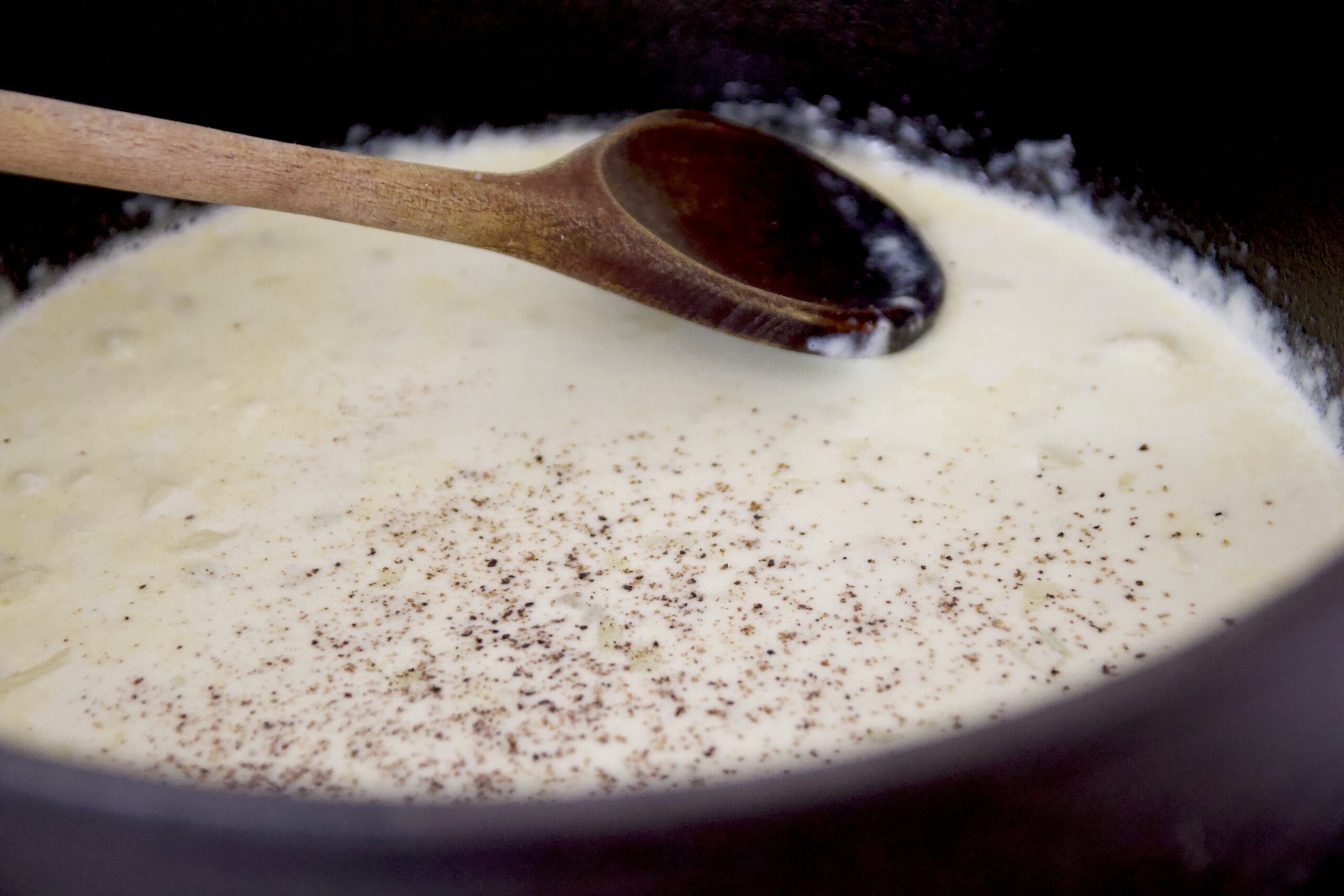 slagroom, knoflook en peper en zout koken