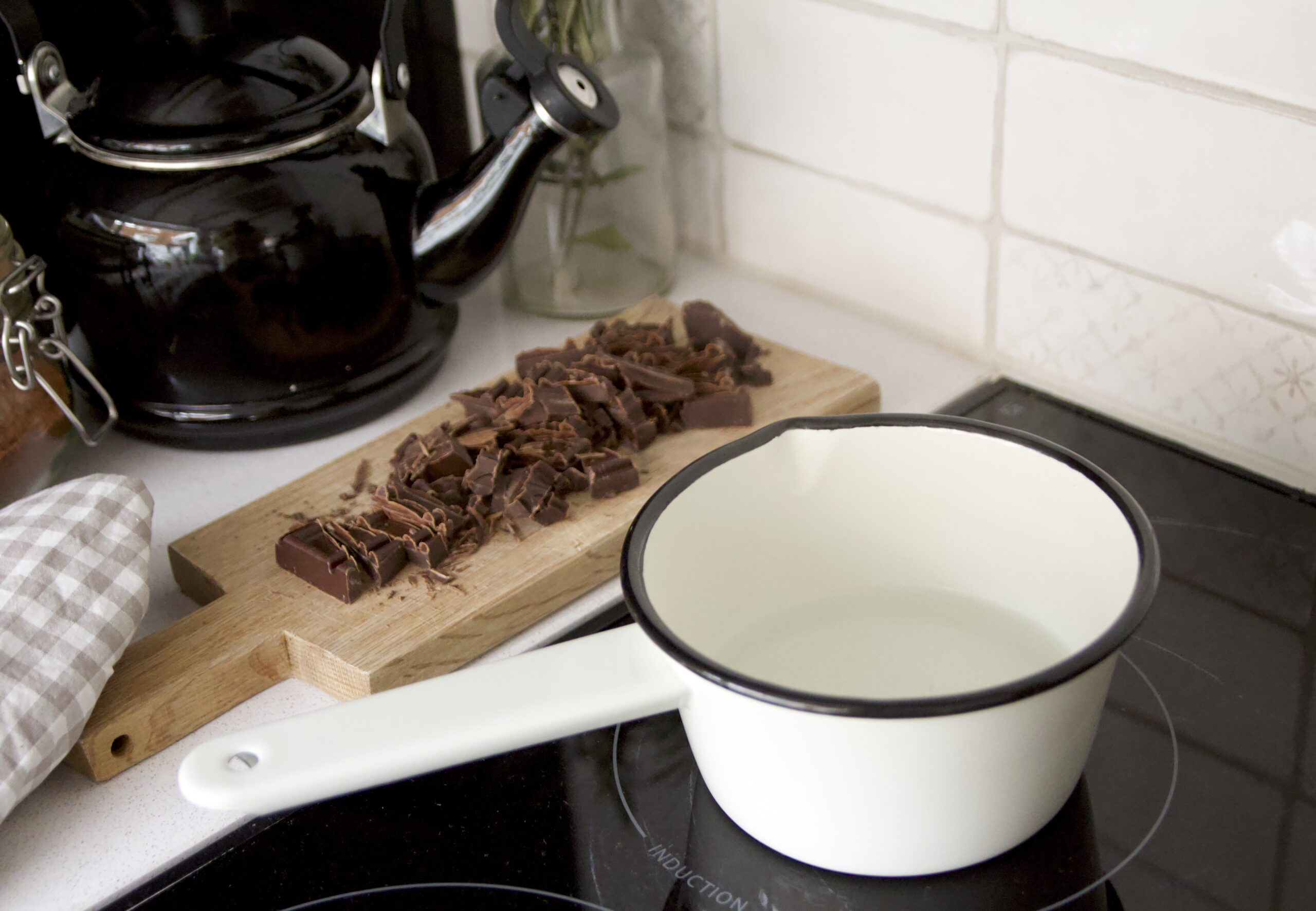 pan met water aan de kook proces shot 2