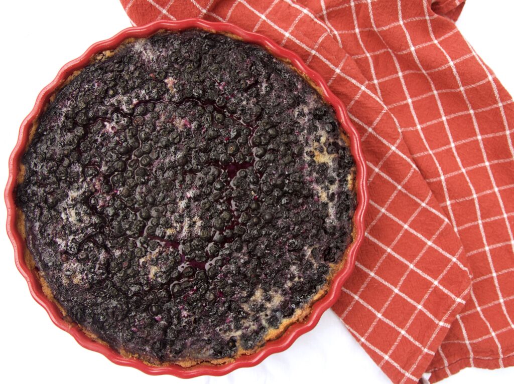 Bosbessentaart uit de oven. Klaar!