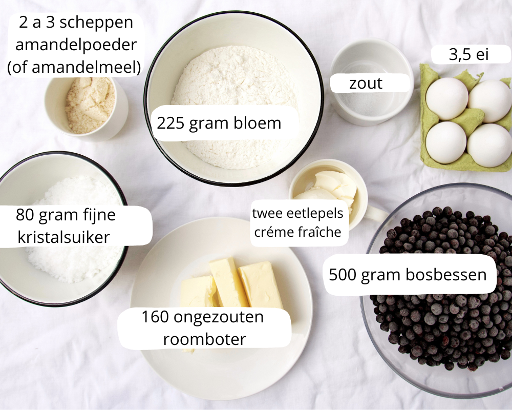 Ingrediënten voor de bosbessentaart van bovenaf gefotografeerd. 